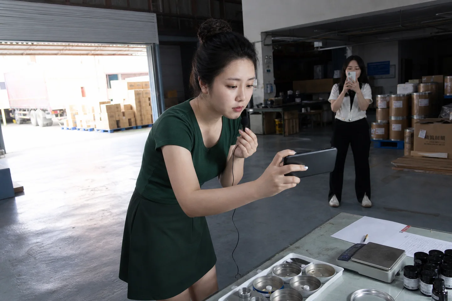 颜料代工现场取材者记录包装和发货交接