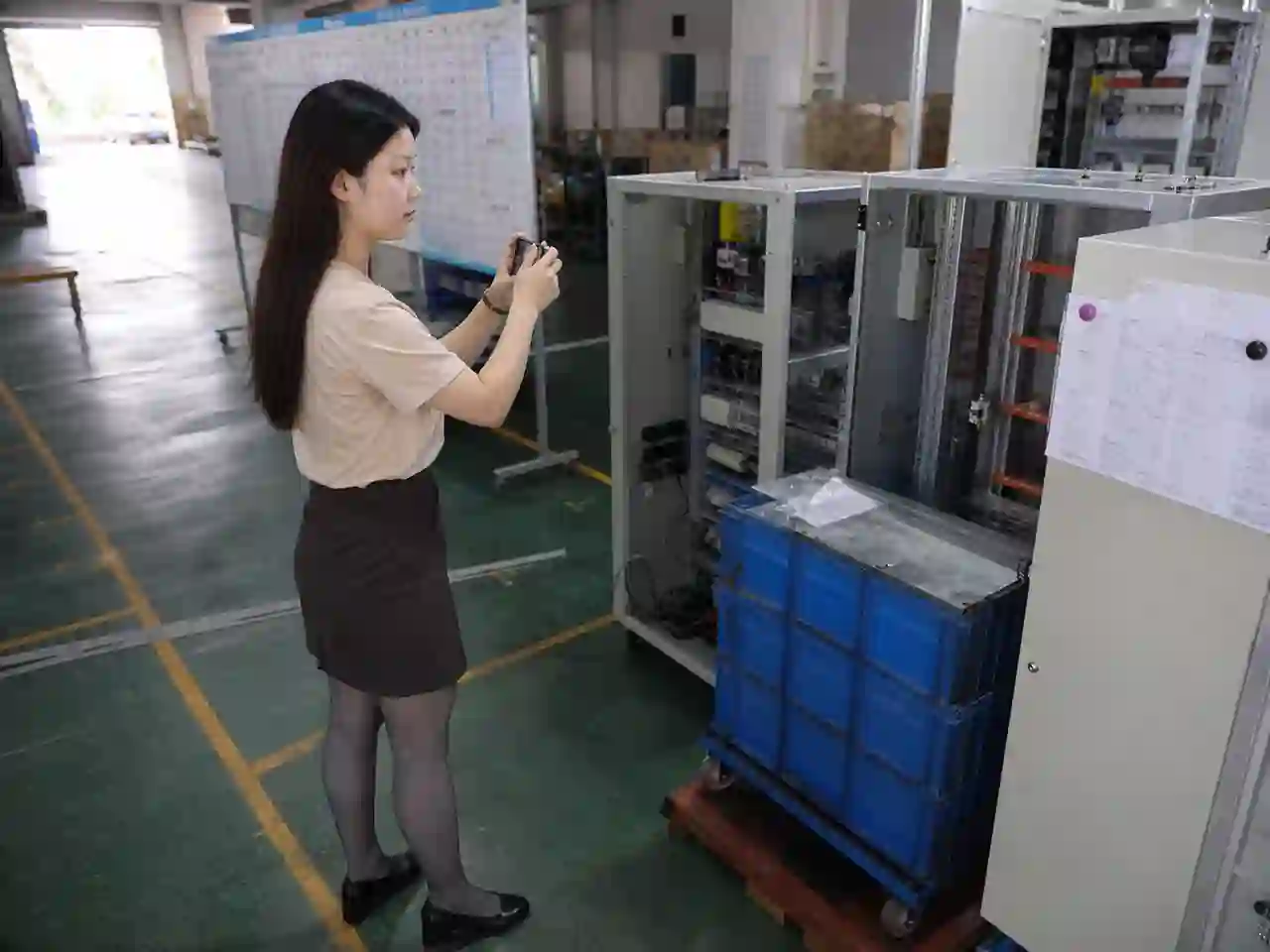 电控柜加工生产排期核对现场